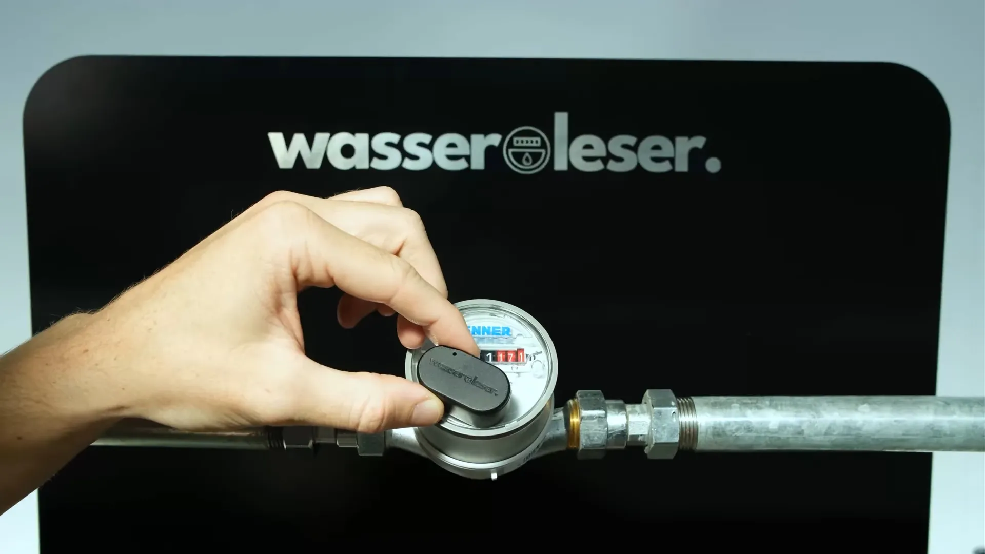 wasserleser am Wasserzähler befestigt