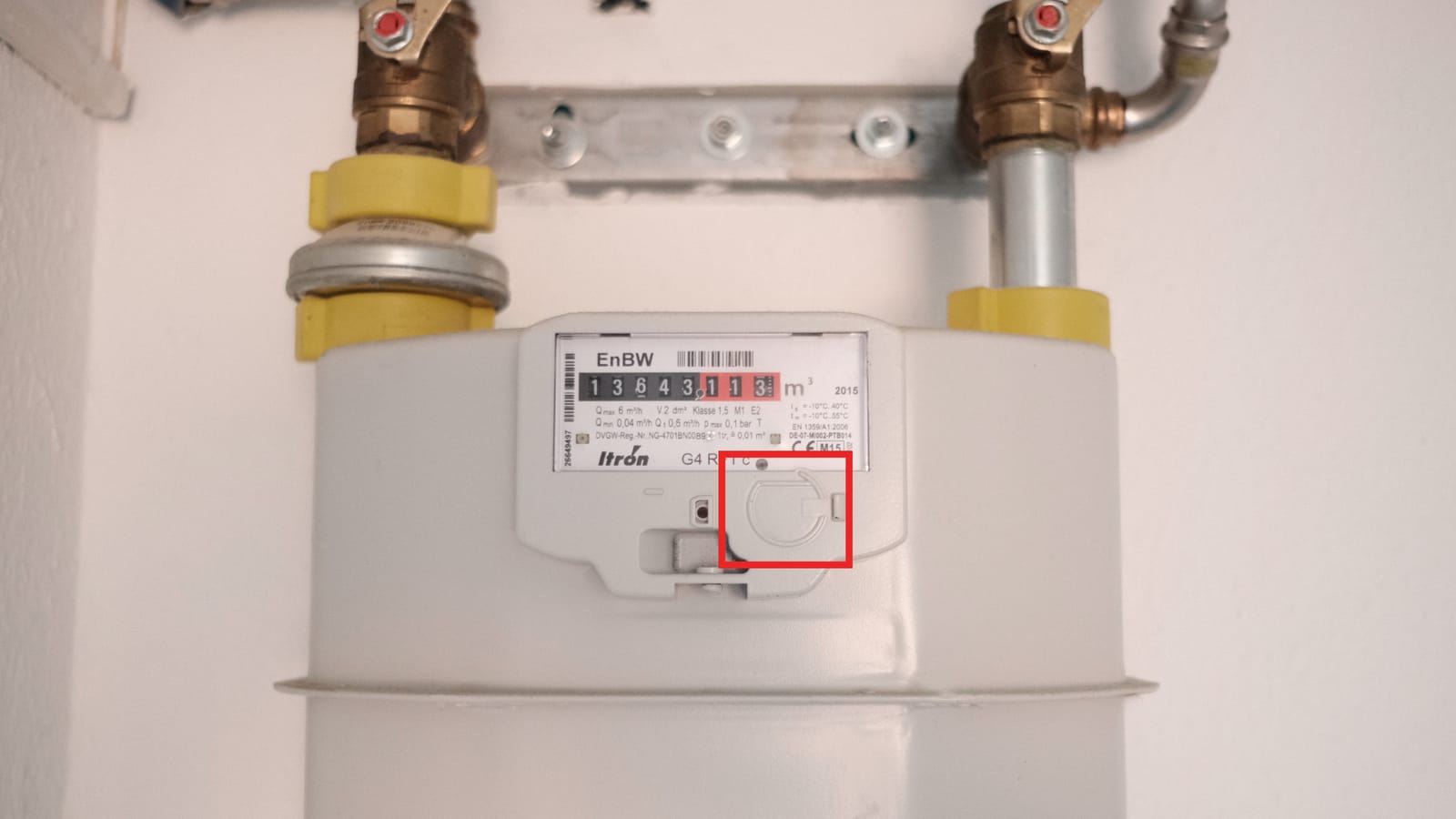 Mounting recess on the gas meter, highlighted in red